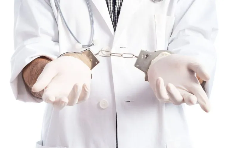 10 тысяч долларов за фиктивную инвалидность: директору медцентра в Полтаве избрали меру пресечения