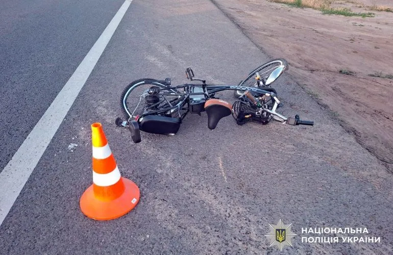 Під Верхолами автомобіль збив велосипедистку — потерпіла у реанімації