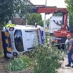 У Полтаві на Нижньомлинській перевернувся поліцейський автомобіль після зіткнення з деревом