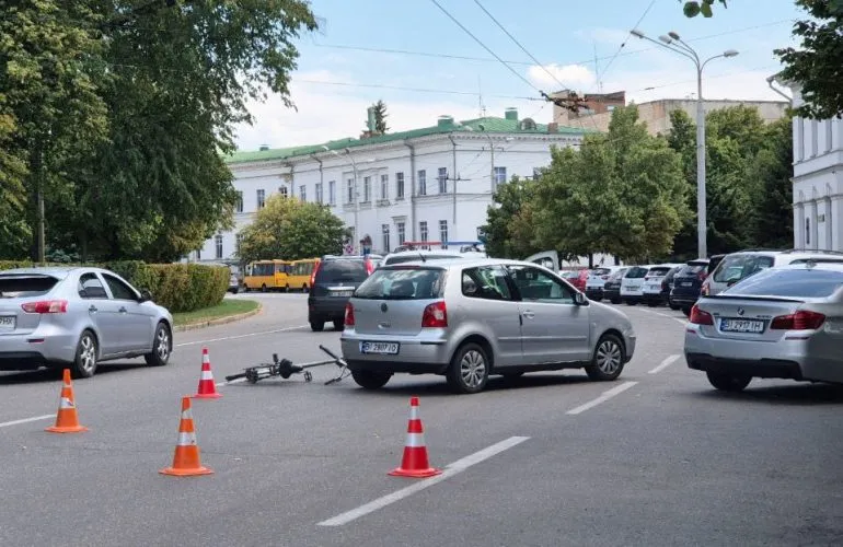 У центрі Полтави водій легковика збив велосипедиста: обійшлося без травм