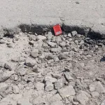 Мешканці Петрівки вимагають ремонту розбитої дороги та просять засипати її зрізаним асфальтом