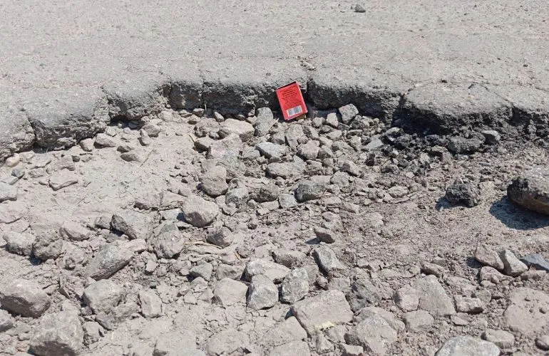 Мешканці Петрівки вимагають ремонту розбитої дороги та просять засипати її зрізаним асфальтом