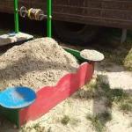 У Полтавській громаді оновили пісок на більшості дитячих майданчиків