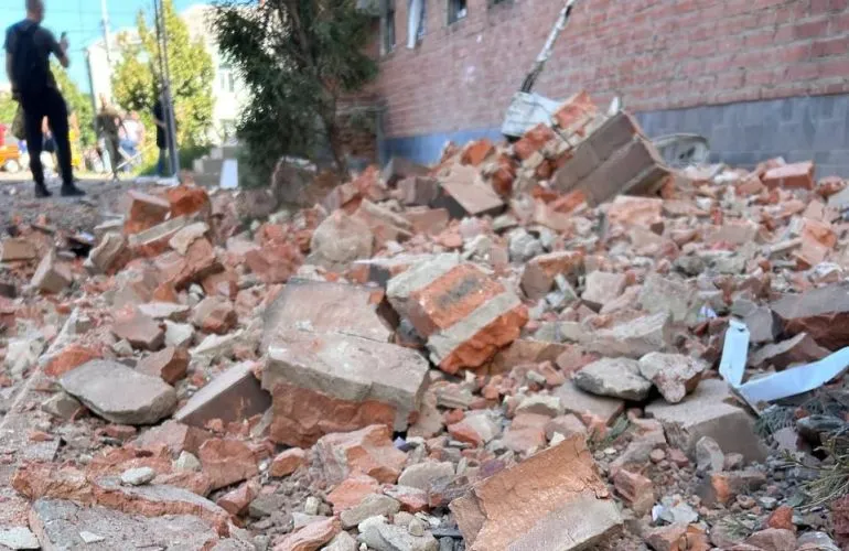 У Полтаві ліквідовують наслідки дронової атаки: пошкоджено понад 20 будівель і десятки авто