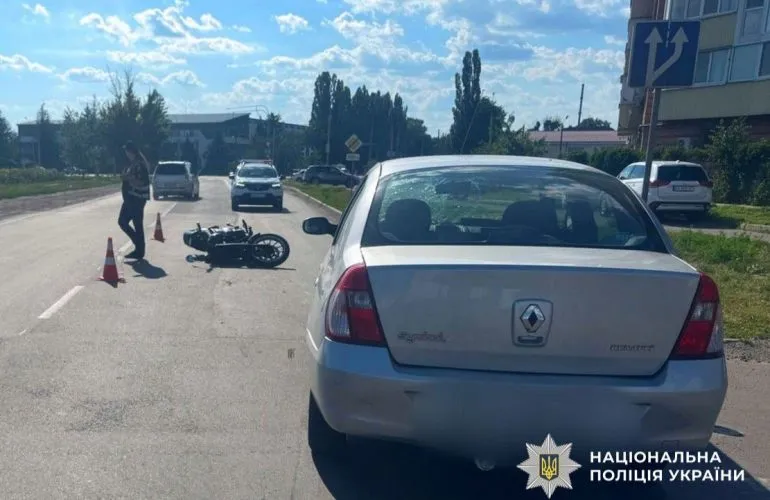 В Щербанях мотоцикл Lifan столкнулся с Renault: водителя госпитализировали