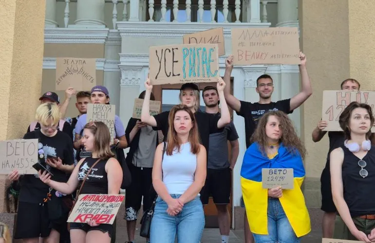 Сотні полтавців мітингують проти закону про підпорядкування НАБУ і САП