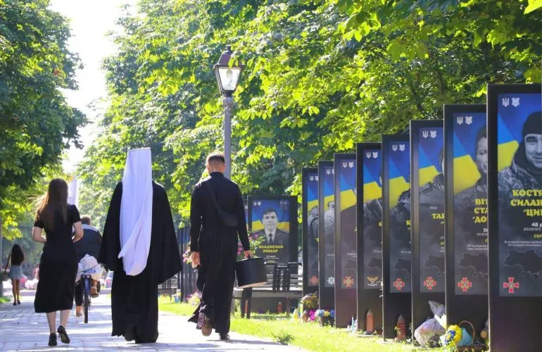 В Полтаве освятили портреты погибших военнослужащих на Аллее Героев