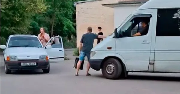 В Полтаве граждане заблокировали микроавтобус ТЦК: СБУ получила представление