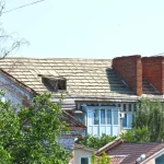 Крыша многоэтажки на Чорновола в Полтаве остается открытой более месяца после обстрела