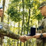 Олександр Сирський нагородив матроса з Кременчука почесною відзнакою «Золотий хрест»