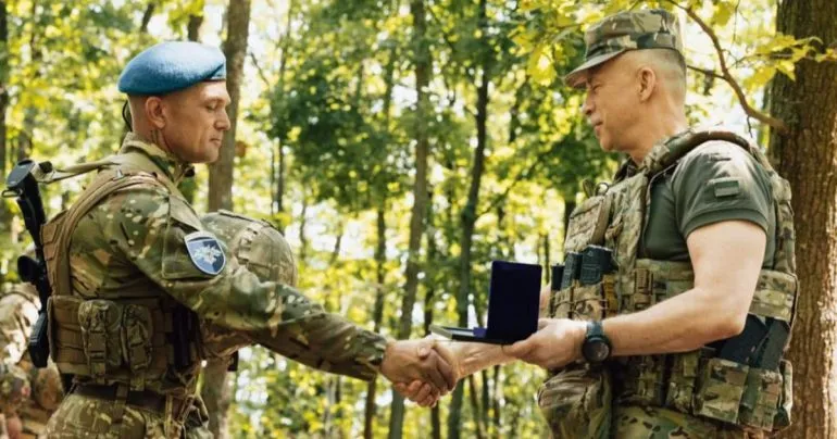 Олександр Сирський нагородив матроса з Кременчука почесною відзнакою «Золотий хрест»