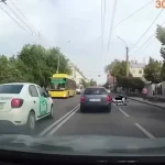 В Полтаве пьяный таксист Bolt на Renault Logan врезался в жилой дом