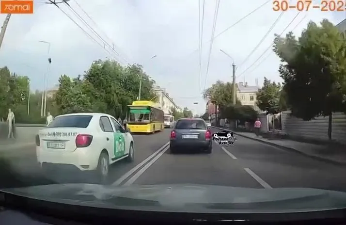 В Полтаве пьяный таксист Bolt на Renault Logan врезался в жилой дом