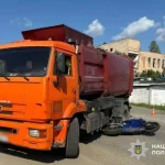 У Лубнах мотоцикліст потрапив під вантажівку: госпіталізовано постраждалого