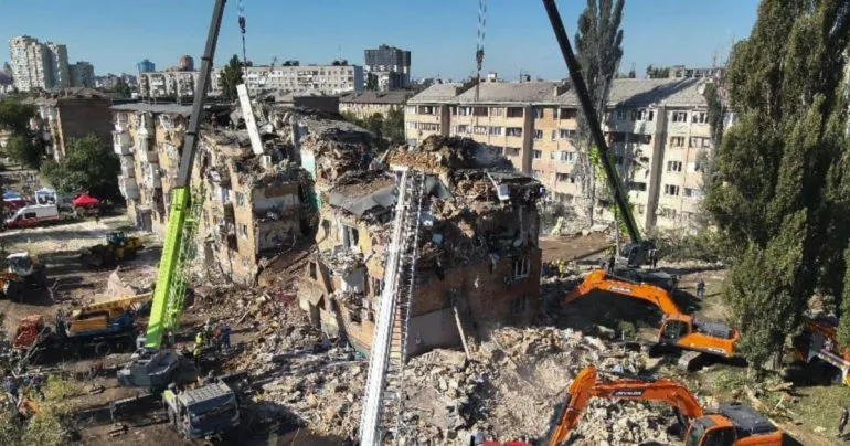 Спасательные работы после ракетного удара в Киеве завершены: 8 человек остаются пропавшими