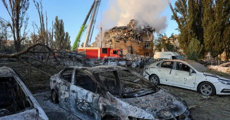 Ракетная атака России по Киеву: гибель мирных жителей и повреждение представительства ЕС