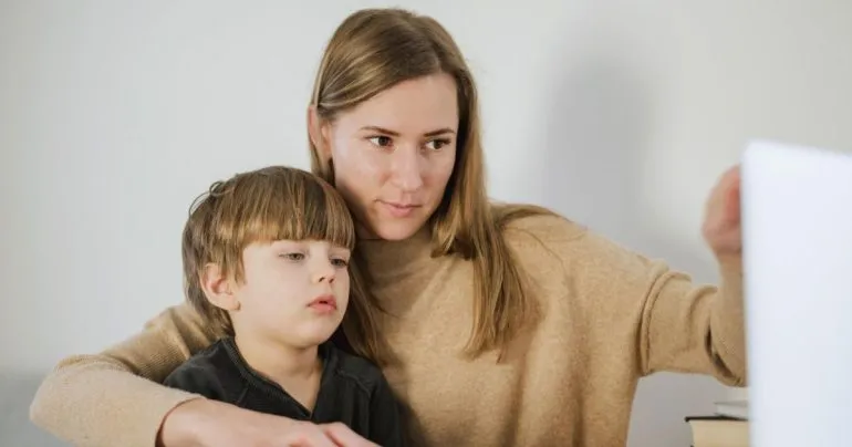 У Полтаві батьки дітей з інвалідністю отримуватимуть компенсацію за функції асистента