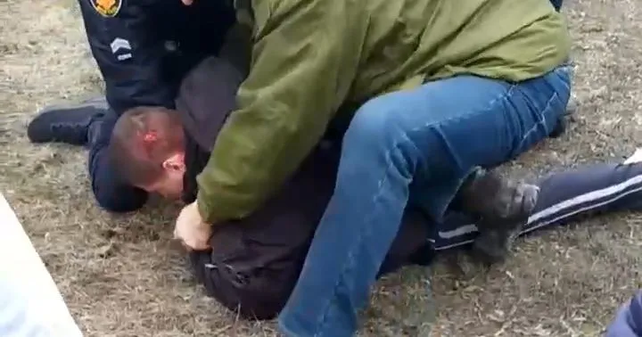 Суд пом’якшив вирок чоловіку, якого у лютому 2022-го перехожі запідозрили у диверсії і намагалися затримати: той вдарив двох людей ножем