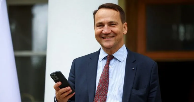 Сікорський запросив командира «Мадяра» до Польщі після заборони на в’їзд в Угорщину