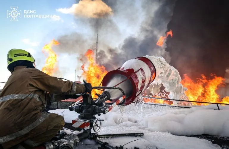 Масштабна пожежа в Кременчуці після атаки рф: триває гасіння, постраждали рятувальники