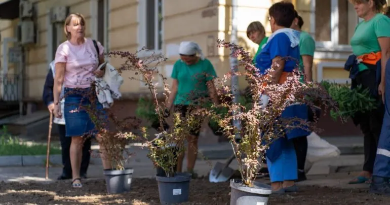 У Полтаві облаштували клумбу на місці сміттєзвалища, але мешканці знову лишають відходи поруч