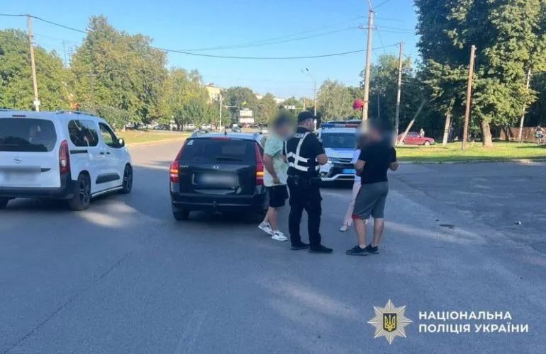 В Гадяче мотоцикл столкнулся с автомобилем: 42-летняя пассажирка получила травмы