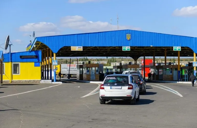 Правительство разрешило выезд мужчинам 18–22 лет за границу во время военного положения