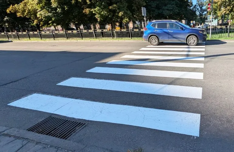 У Полтаві оновлюють дорожню розмітку біля шкіл для підвищення безпеки дітей