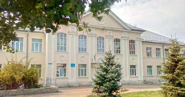 Батьки побоюються закриття 23-ї школи у Полтаві через затоплений підвал та відсутність ремонту