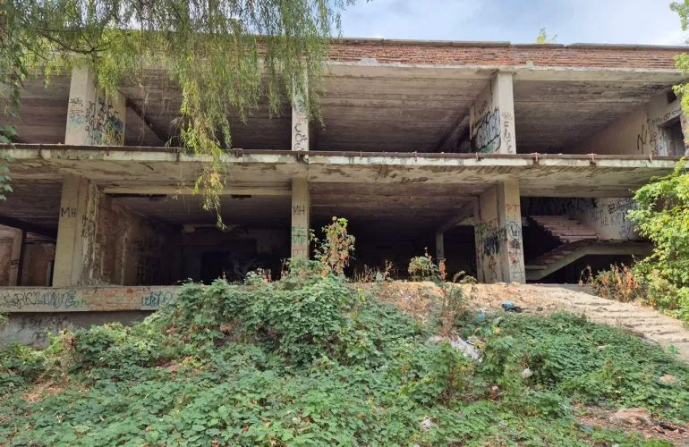 Суд визнав незаконним продаж частини готелю «Турист» і наклав арешт на майно