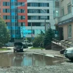 Дорога в провулке Кустарный в Полтаве затапливается после дождя из-за непочищенной ливневки