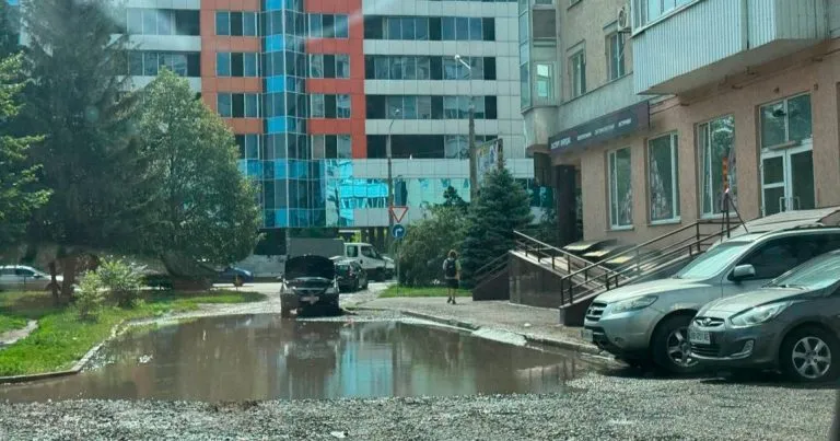 Дорога у провулку Кустарний у Полтаві затоплює після дощу через непочищену ливнівку