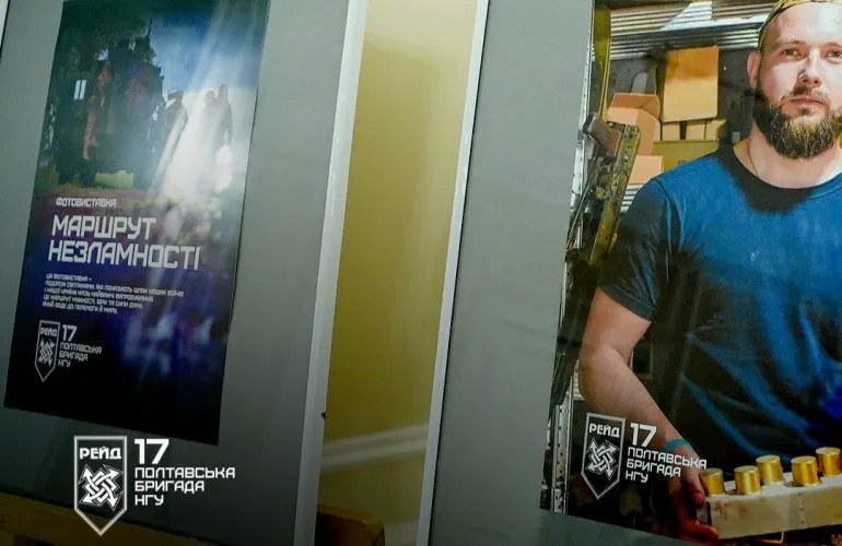 У філармонії відкрили виставку «Маршрут незламності» про шлях українських воїнів