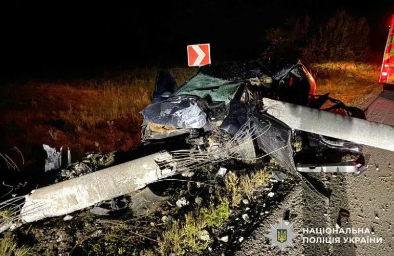 У Козельщинській громаді легковик врізався у стовп: водій загинув, пасажирка у лікарні