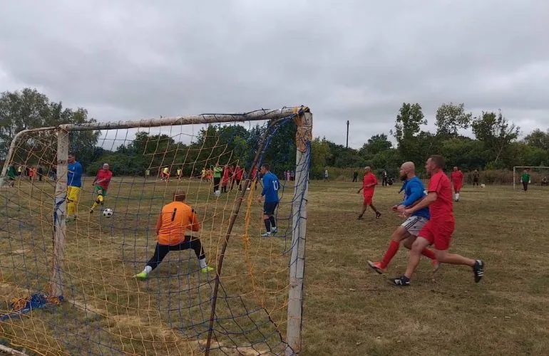 90-річчя Вадима Гетьмана у Лубенській громаді Полтавщини відзначили благодійним ярмарком для ЗСУ та футбольним турніром