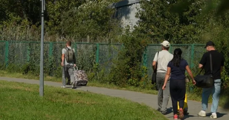 Як молоді українці віком 18–22 років користуються новими правилами виїзду за кордон