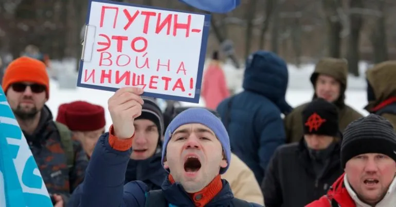 Російська економіка стикається зі спадом і ризиком паливної кризи через удари по нафтопереробці