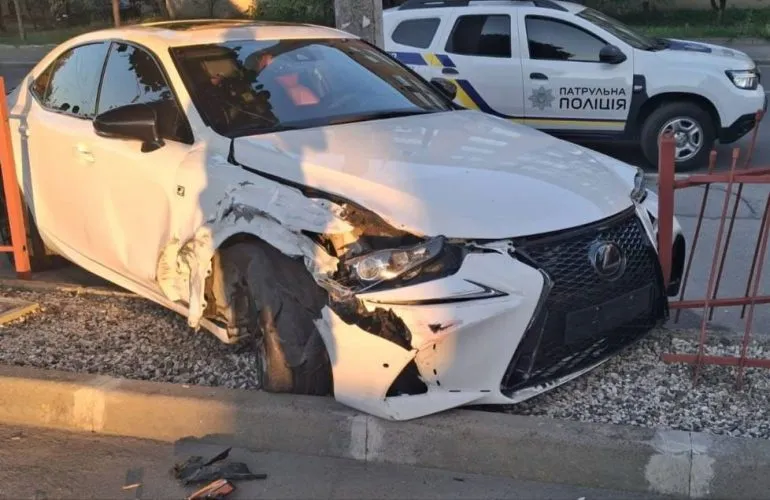 ДТП у Полтаві: Lexus врізався у Ford і зніс паркан на вулиці Миру