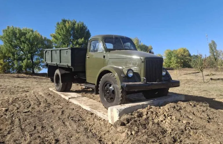 У Сергіївській громаді відкрили пам’ятний знак у вигляді вантажівки ГАЗ-51