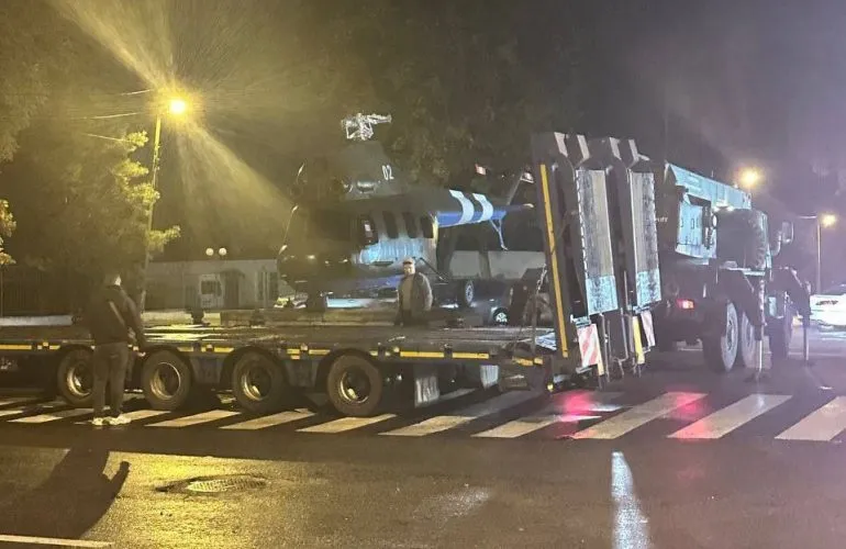 У Полтаві демонтували вертоліт Мі-2 з постаменту через скарги містян