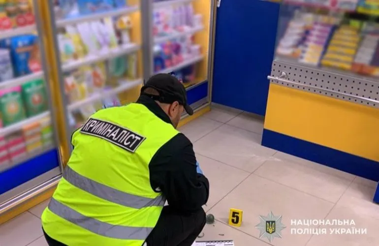 У Миргороді чоловік кинув страйкбольну гранату в аптеку: поліція розслідує інцидент