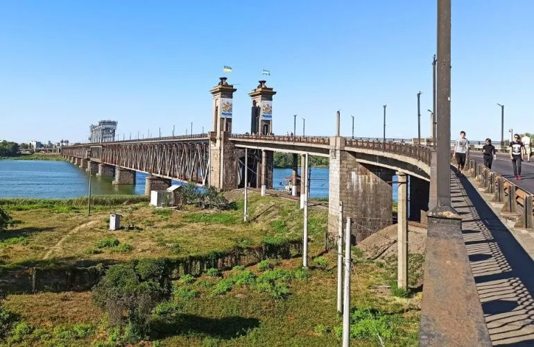 Рух по Крюківському мосту в Кременчуці відновлять із обмеженнями для транспорту