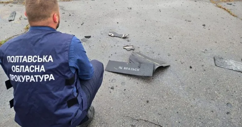 Правоохоронці фіксують наслідки дронової атаки рф на залізницю у Миргородському районі