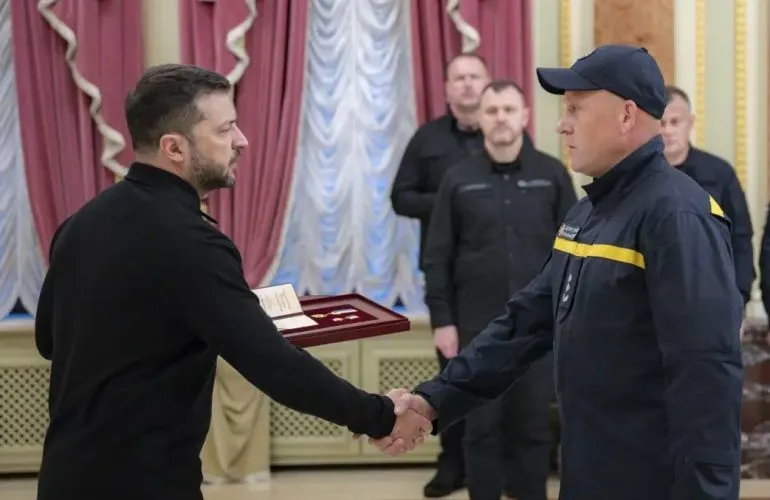 Зеленский присвоил звание Героя Украины спасателю Виктору Кузьменко за спасение людей в Кременчуге