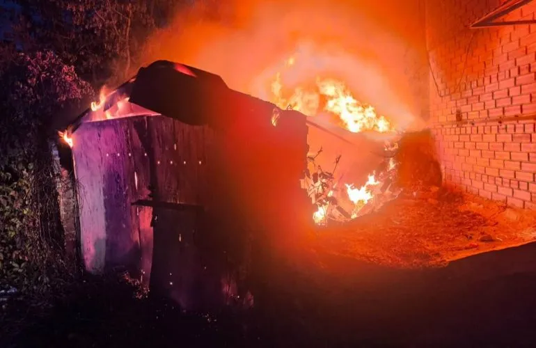 У Полтаві на Подолі згорів гараж: рятувальники запобігли поширенню пожежі