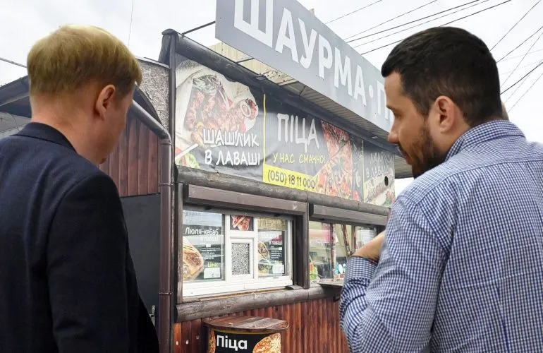Депутатська комісія підтримала продовження розміщення 18 незаконних кіосків у Полтаві