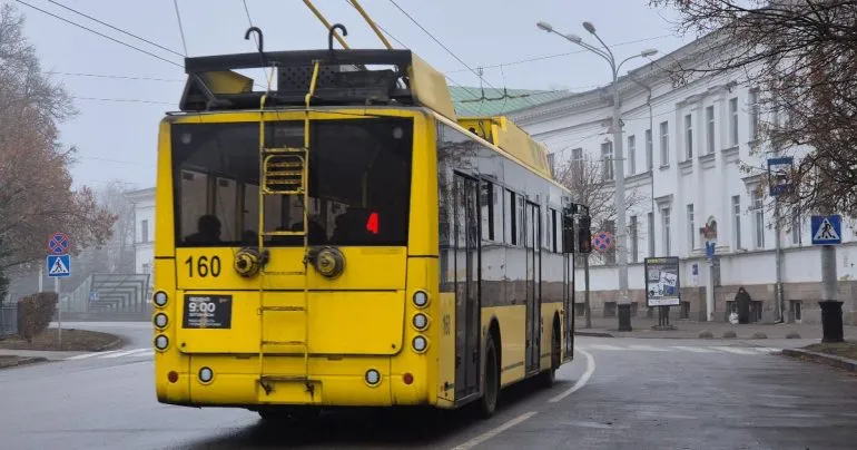 У Полтаві через відключення електроенергії тимчасово зупиняють рух тролейбусів