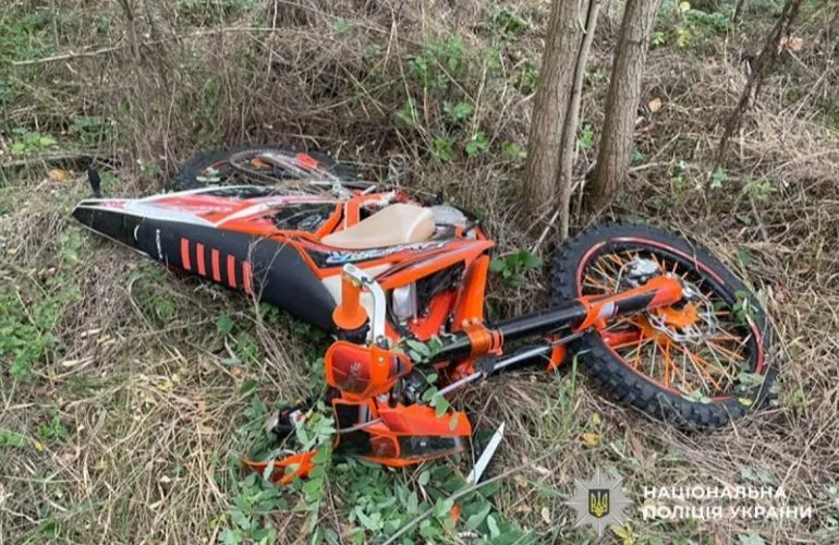 У Нижніх Млинах мотоцикліст загинув унаслідок зіткнення з деревом