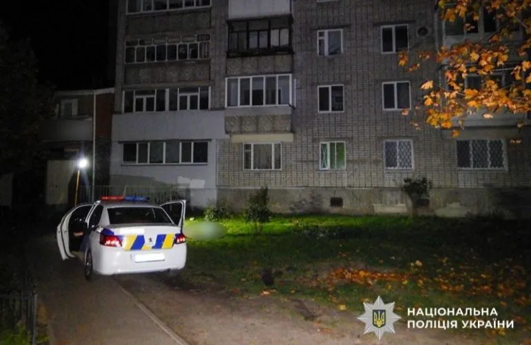У Кременчуці поліція з’ясовує причини смерті чоловіка біля будинку