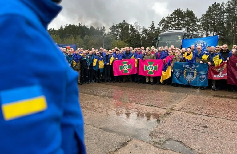Україна звільнила 205 військових і цивільних під час обміну з росією